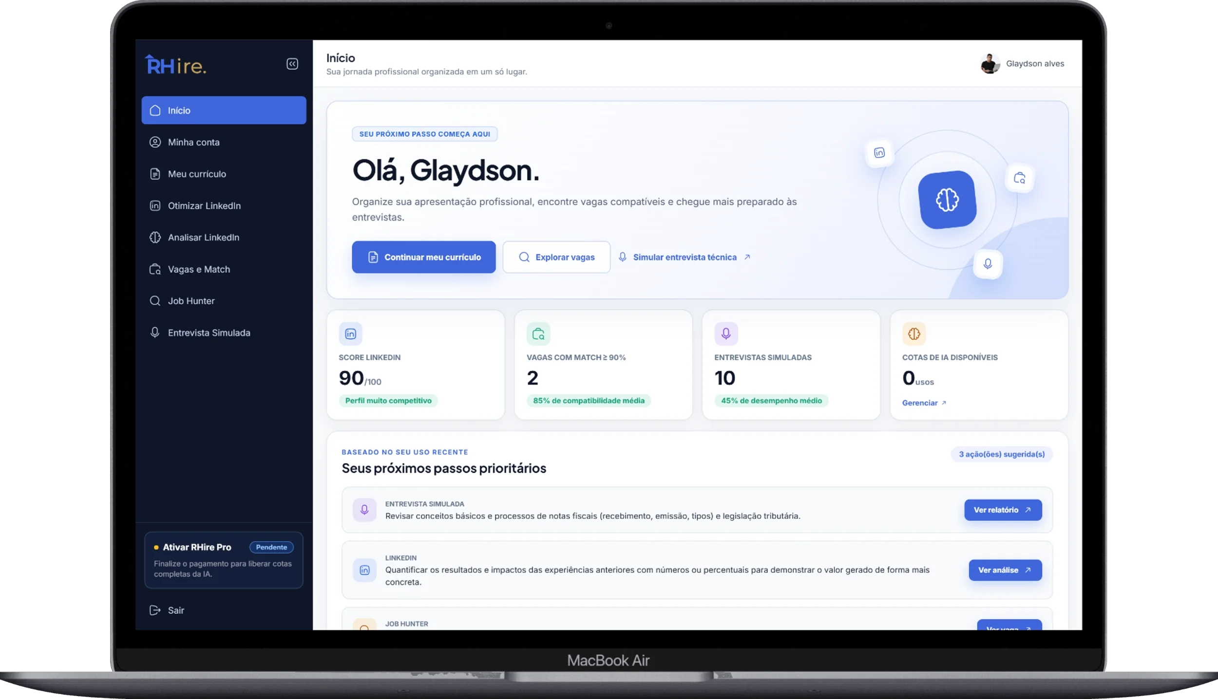 Painel inicial do RHire Carreira exibido em um MacBook Air, com acesso ao currículo, análise do LinkedIn, vagas e entrevistas simuladas